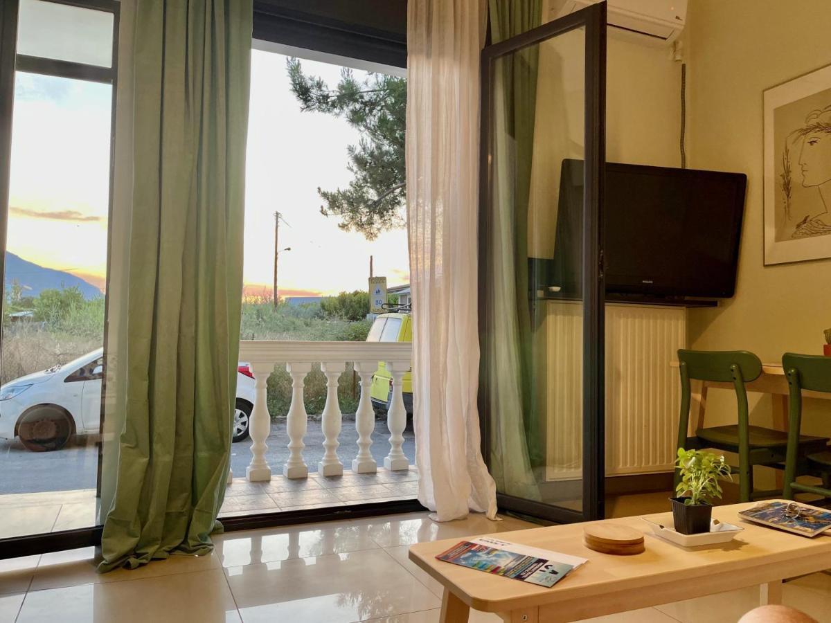 100 Meters From The Sea Apartment Xylokastro Bagian luar foto